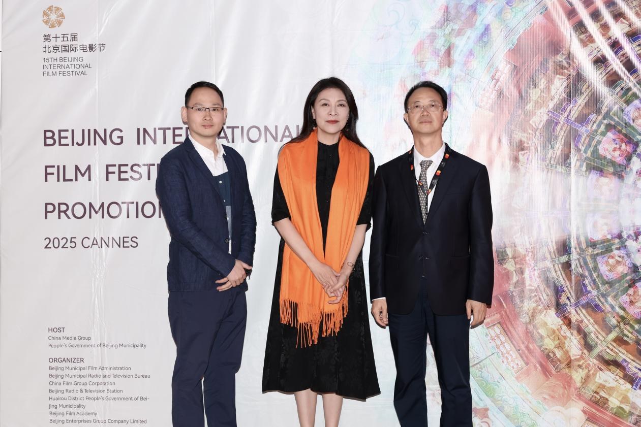 余俊生（右一）與《走走停?！穼?dǎo)演龍飛（左一）、演員岳紅（左二）合影。主辦方供圖