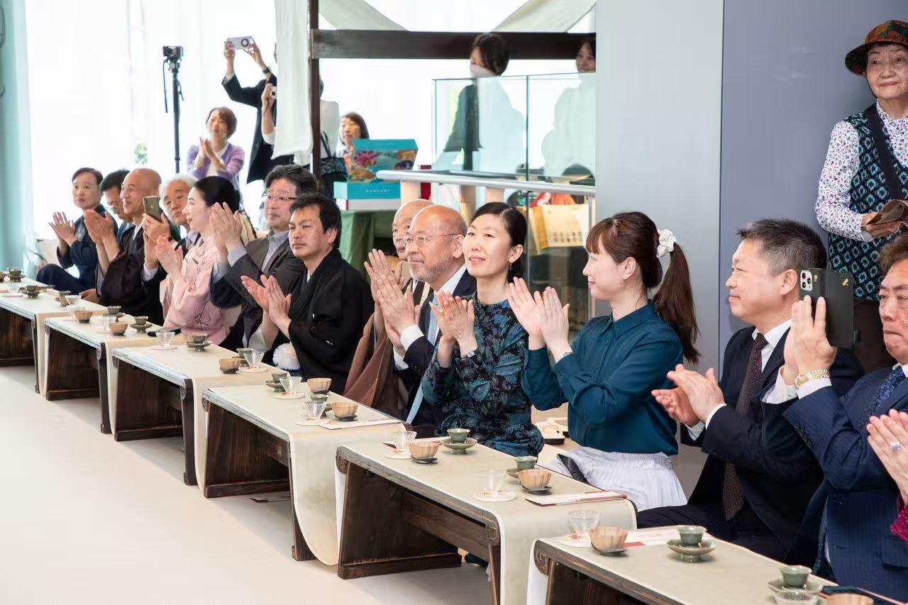 中日兩國文旅界、各茶道流派嘉賓出席開幕式。中國駐大阪旅游辦事處供圖