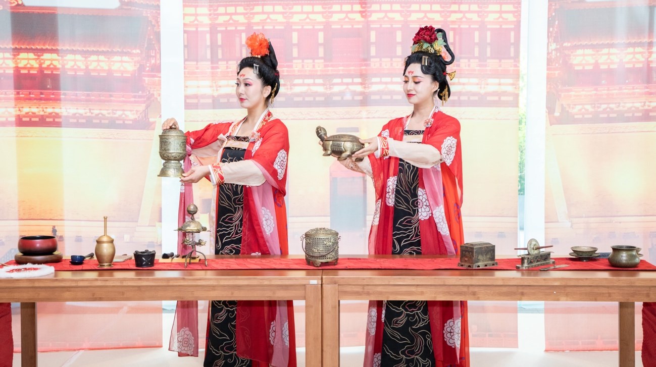 法門寺地宮出土文物一比一復(fù)刻的宮廷茶器。中國駐大阪旅游辦事處供圖