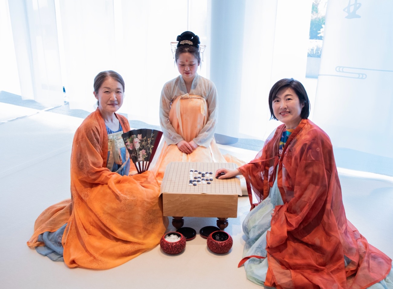 日本客人體驗(yàn)漢服。中國駐大阪旅游辦事處供圖