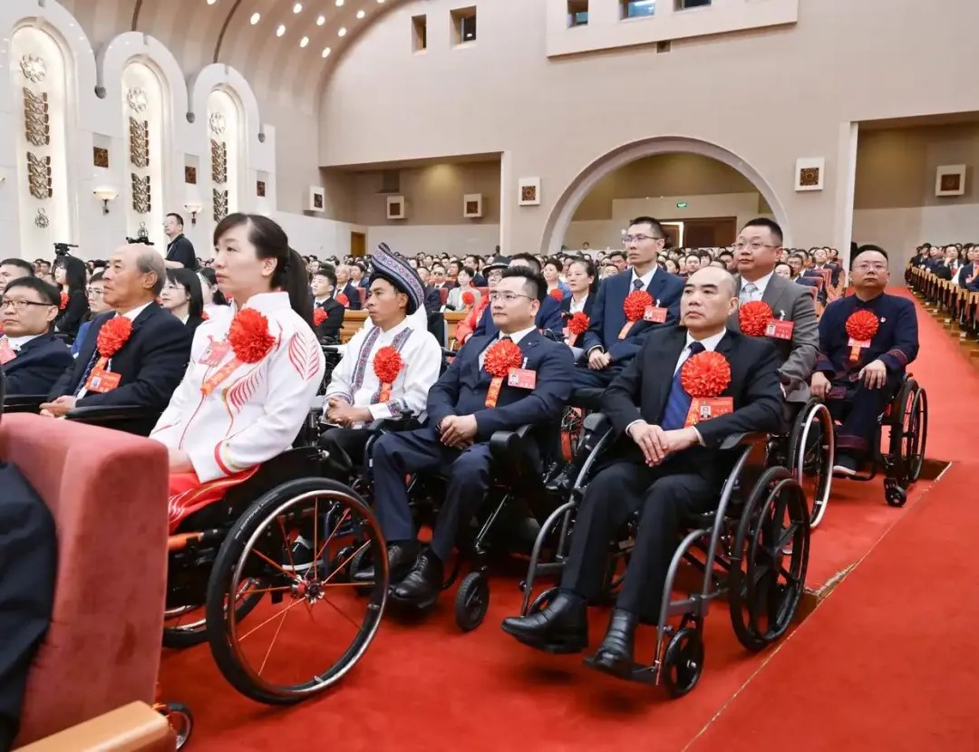 2025年5月16日，第七次全國自強模范暨助殘先進表彰大會在北京召開。大會表彰了200名“全國自強模范”、200個“全國殘疾人工作先進集體”和60名“全國殘疾人工作先進個人”。