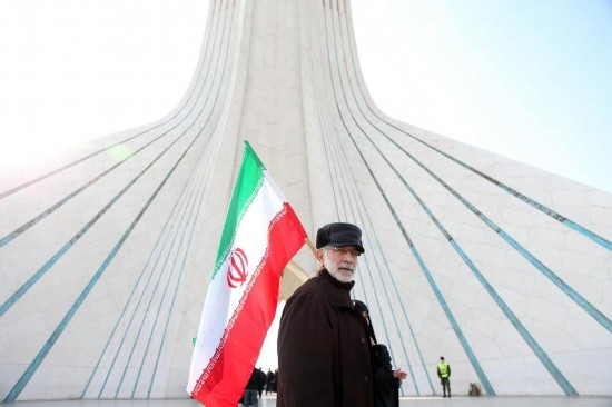 2月10日，在伊朗首都德黑蘭阿扎迪廣場，民眾參加紀(jì)念伊朗伊斯蘭革命勝利46周年集會。新華社記者沙達(dá)提攝