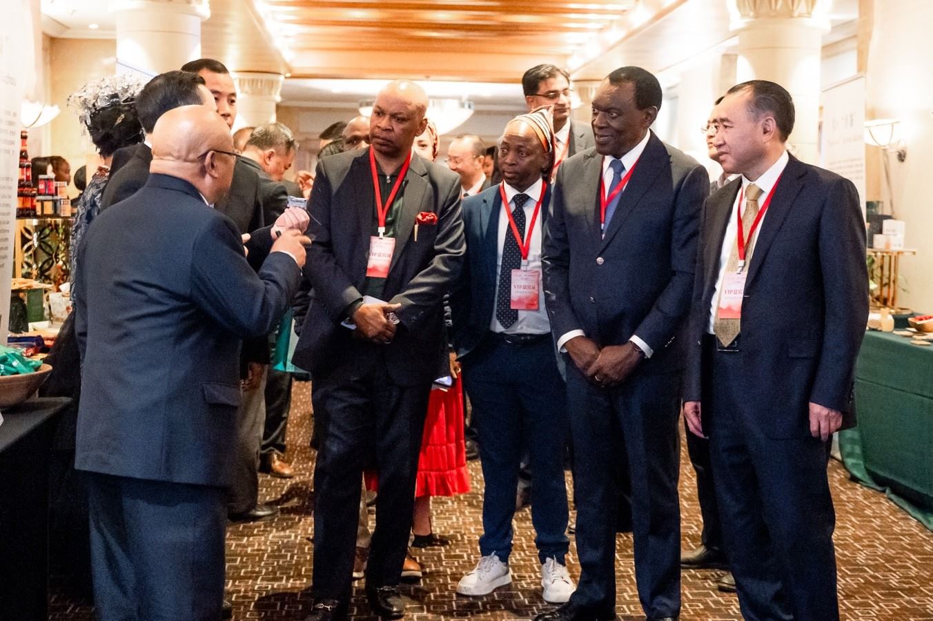 與會(huì)嘉賓走訪展臺(tái)。南非貴州商會(huì)供圖