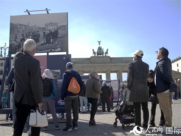 圖為勃蘭登堡門前，市民們?cè)趨⒂^歷史圖片展。人民網(wǎng) 肖晶攝