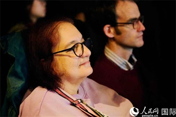 英國觀眾觀看巡展影片。楊浩鵬攝