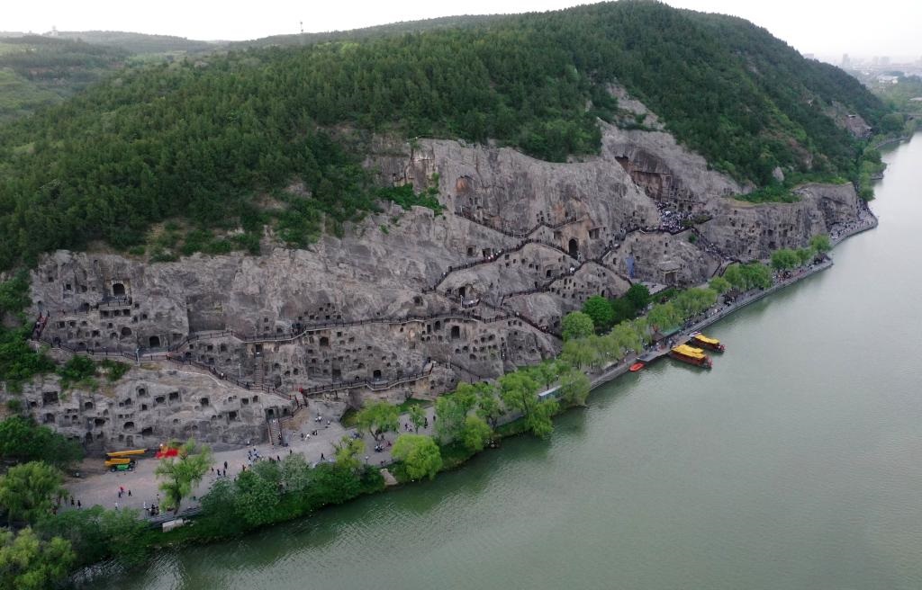 這是近日拍攝的洛陽龍門石窟（無人機(jī)照片）。新華社記者 李嘉南 攝