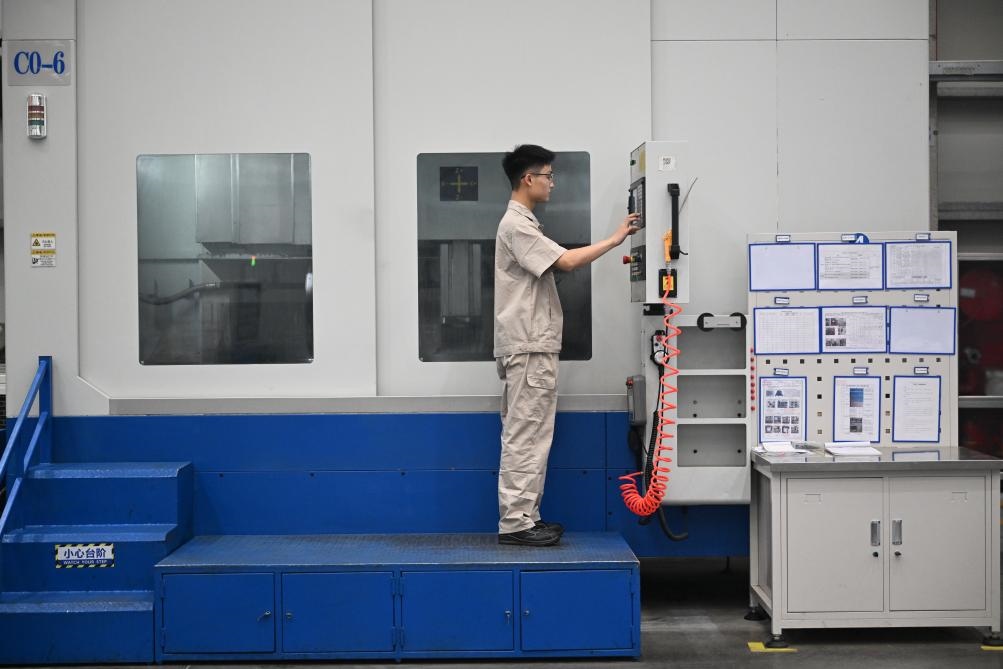 近日，工人在洛陽軸承集團股份有限公司的智能生產(chǎn)線上作業(yè)。新華社記者 李嘉南 攝