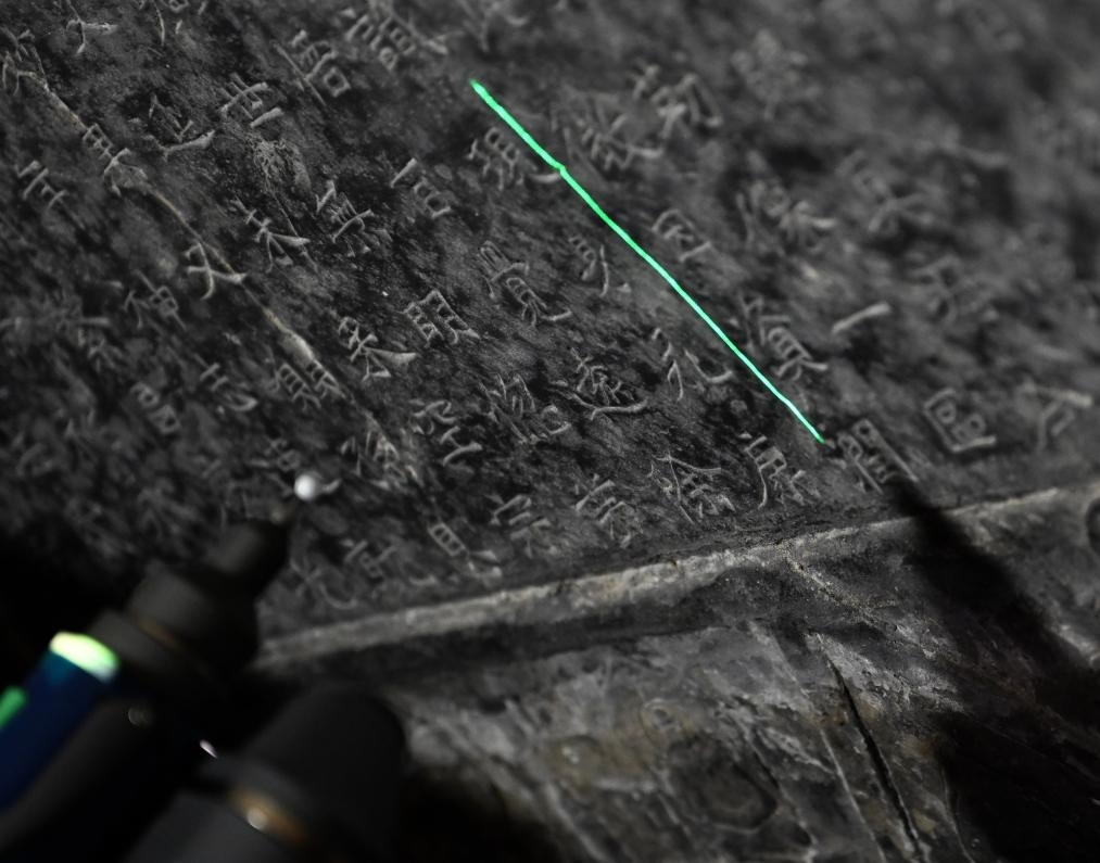 2025年4月9日，龍門石窟研究院工作人員在古陽洞使用關(guān)節(jié)臂掃描儀對(duì)《龍門二十品》之一進(jìn)行數(shù)字化掃描。新華社記者 李嘉南 攝