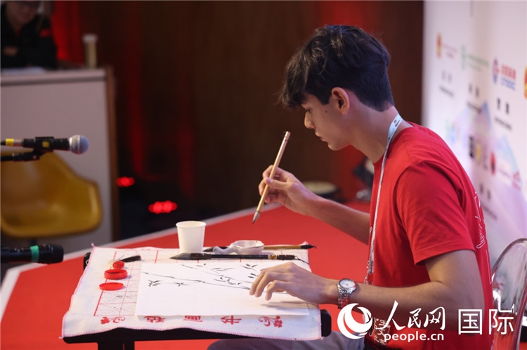 2025年“漢語(yǔ)橋”巴西賽區(qū)決賽的“才藝展示”環(huán)節(jié)，一名參賽者正在繪畫。人民網(wǎng)記者 時(shí)元皓攝