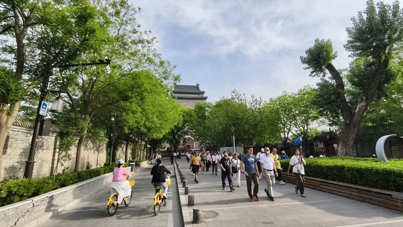 外國(guó)游客游覽北京鼓樓。人民網(wǎng)記者 李楠樺攝