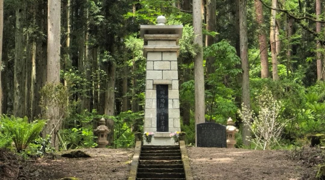 福島縣豬苗代町中國(guó)殉難勞工慰靈碑修繕完工暨植樹(shù)祭掃儀式舉行。中國(guó)駐新潟總領(lǐng)館供圖