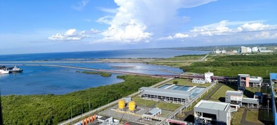 這是5月18日拍攝的紅樹林環(huán)繞的爪哇7號燃煤電站。記者 曹凱 攝