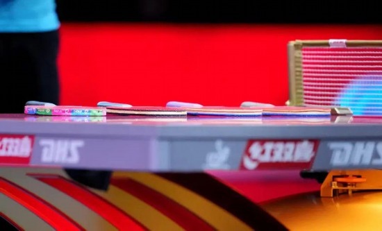 王楚欽的球拍為最右側(cè)那支。