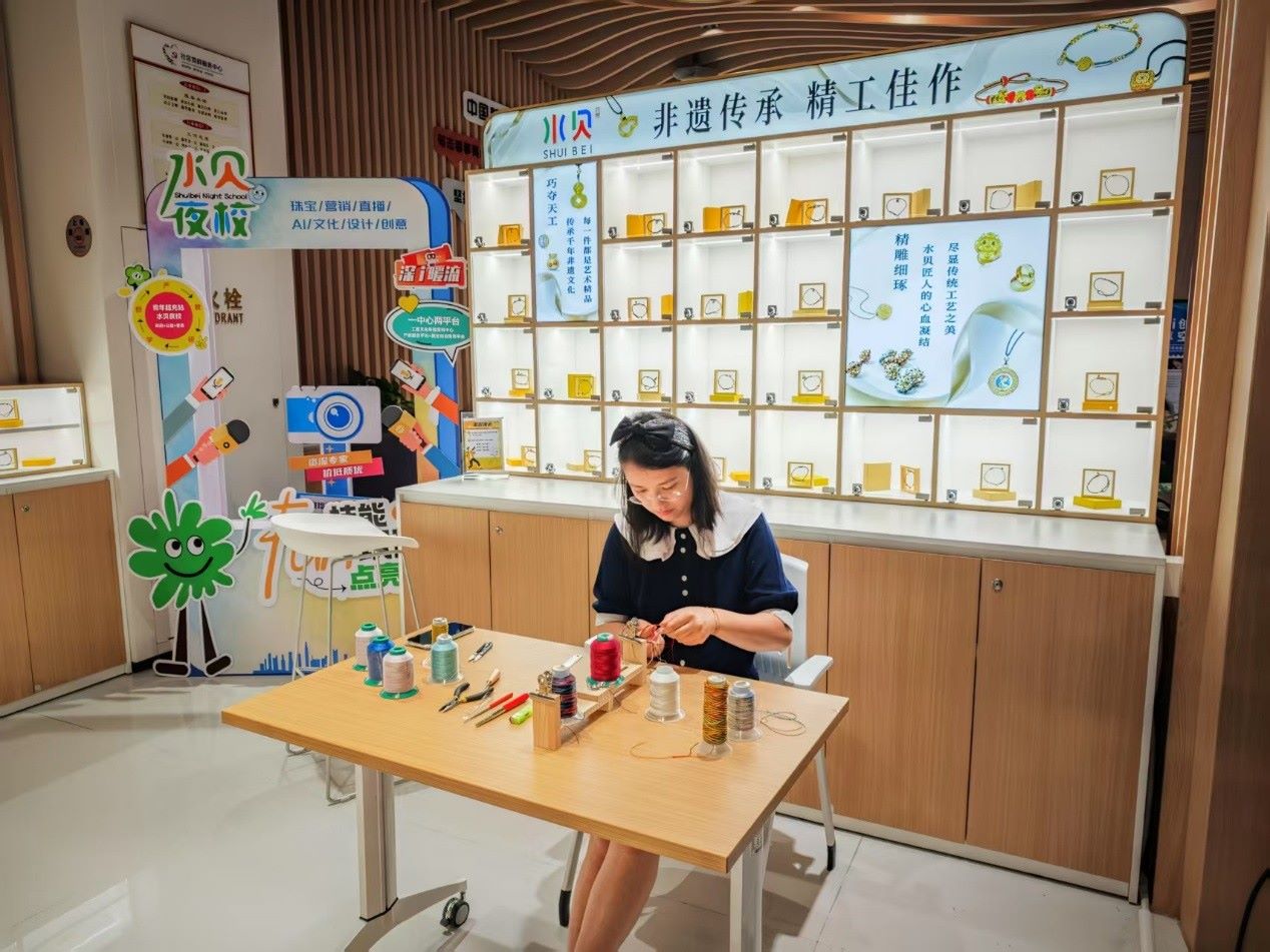 水貝夜校學(xué)員正在展示手工編繩過程。人民網(wǎng) 肖聰聰攝