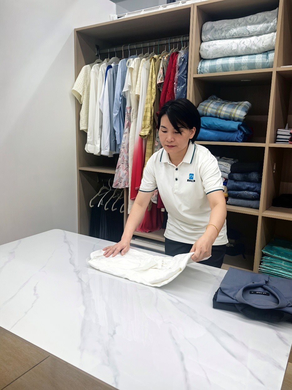 劉水金正在客戶家中做衣柜整理收納工作。受訪者供圖