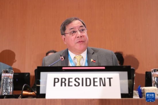 5月20日，在瑞士日內(nèi)瓦，第78屆世界衛(wèi)生大會(huì)主席赫爾博薩宣布審議通過“大流行協(xié)定”。新華社記者 杜哲宇 攝