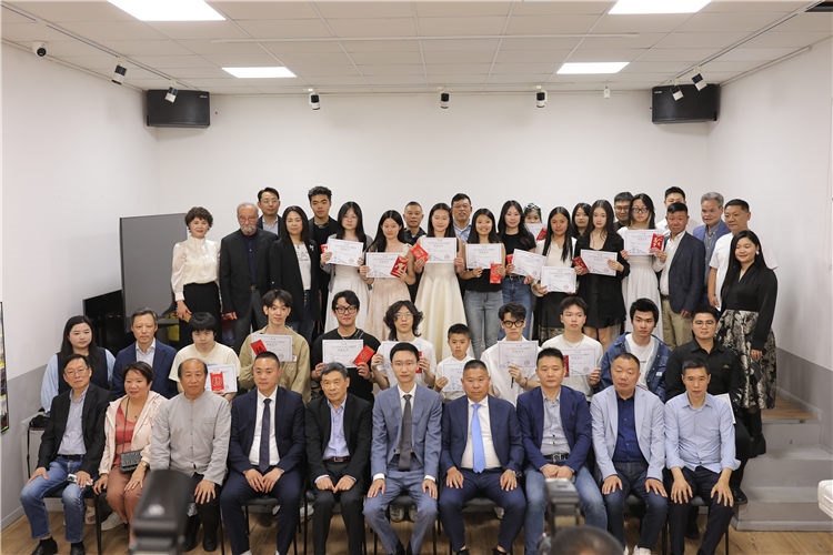 獲獎?wù)吲c主辦方合影。主辦方供圖