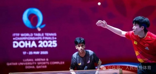 5月17日，王楚欽在比賽中發(fā)球。