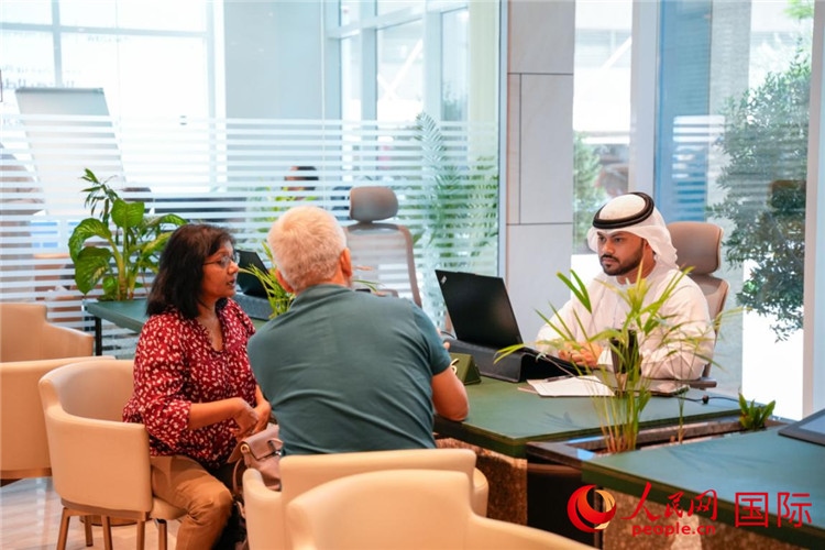 在阿治曼自由區(qū)一站式服務中心內(nèi)，工作人員為客商辦理業(yè)務。人民網(wǎng) 塔里克·易卜拉欣攝