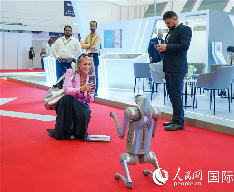 與會嘉賓被中企機器人吸引。人民網(wǎng) 塔里克·易卜拉欣攝