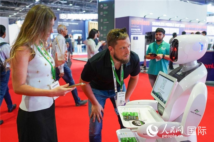 會上展示的電子支付機器人。人民網(wǎng) 塔里克·易卜拉欣攝