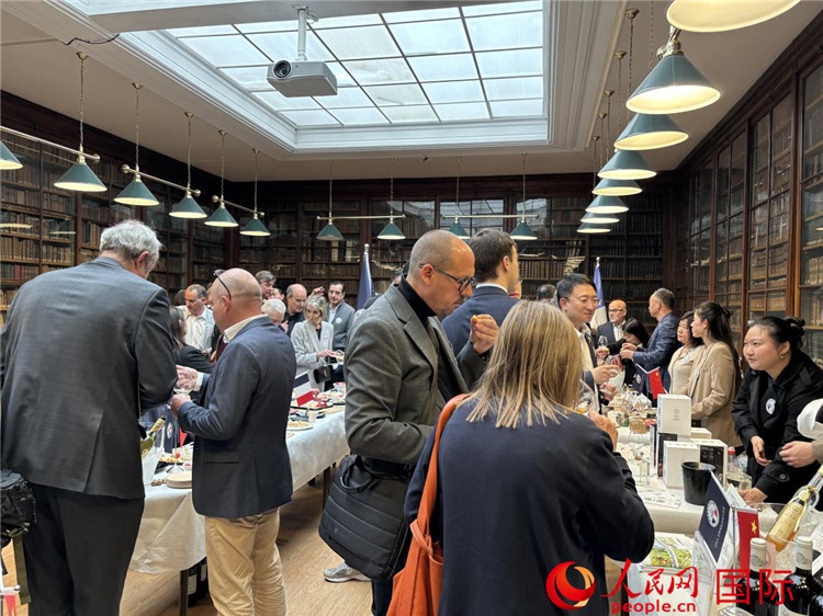 FIWA大獎賽獲獎酒及農(nóng)產(chǎn)品2025專業(yè)展暨中國云南—法國巴黎特色商品推介會現(xiàn)場。人民網(wǎng)記者 于超凡攝