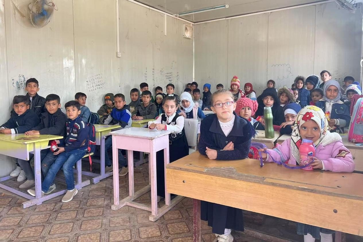 伊拉克卡爾巴拉省學(xué)生在簡易板房內(nèi)上課。中國電建供圖