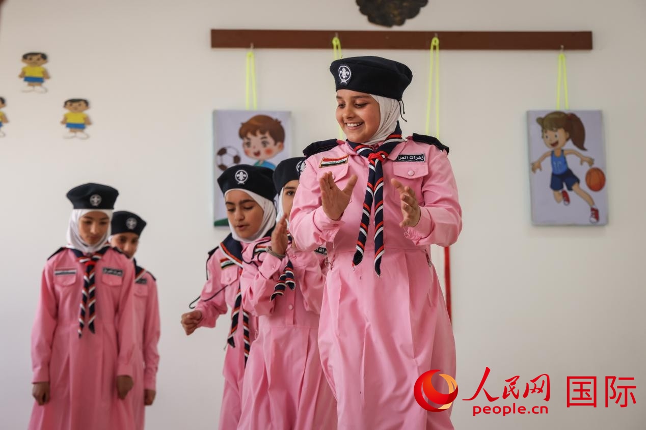 阿爾穆塔?阿里卡特國際學(xué)校的學(xué)生在展示課間活動(dòng)。人民網(wǎng)記者 薛丹攝