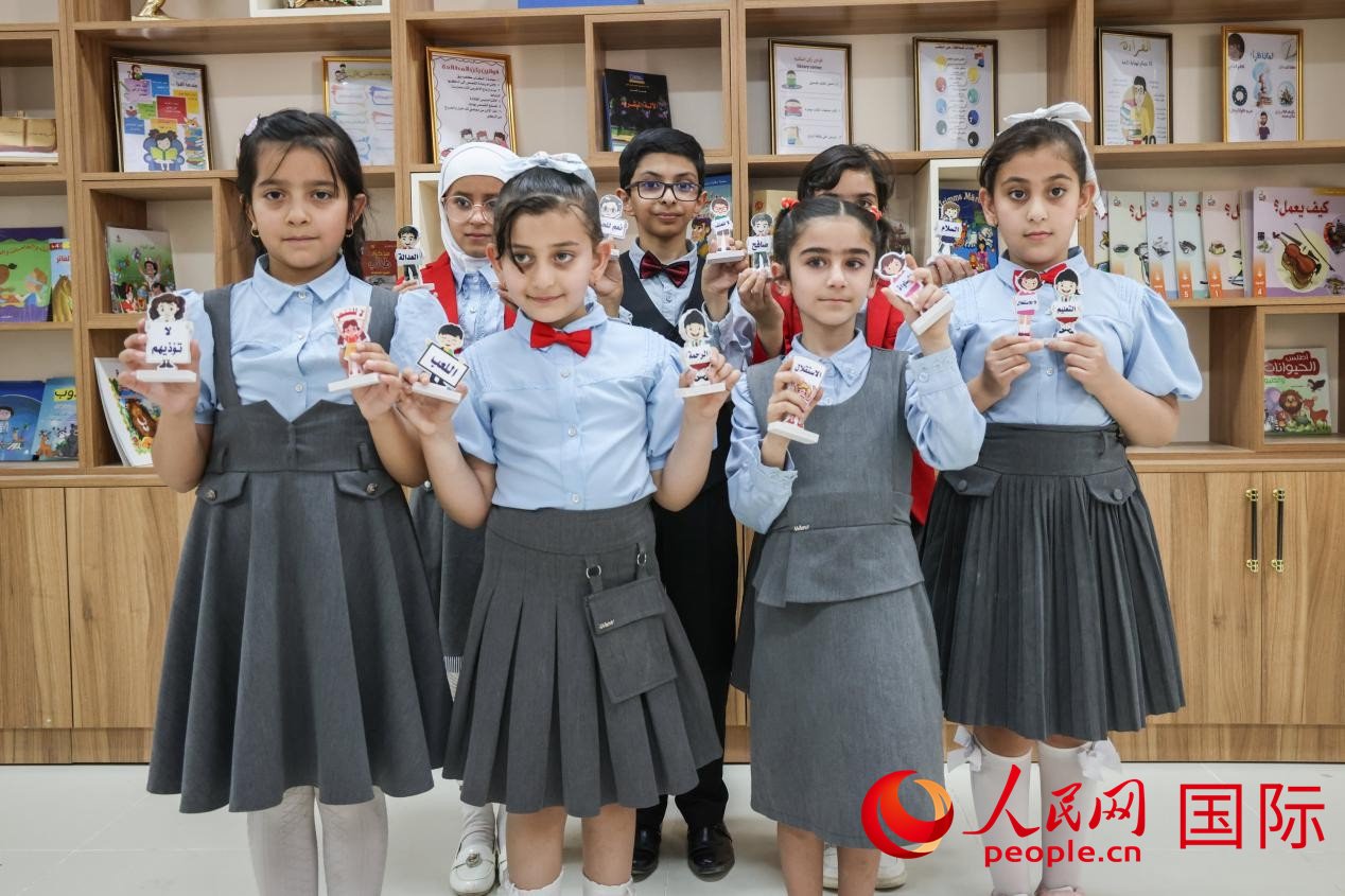 阿爾穆塔?阿里卡特國際學(xué)校的學(xué)生在圖書室上課。人民網(wǎng)記者 薛丹攝