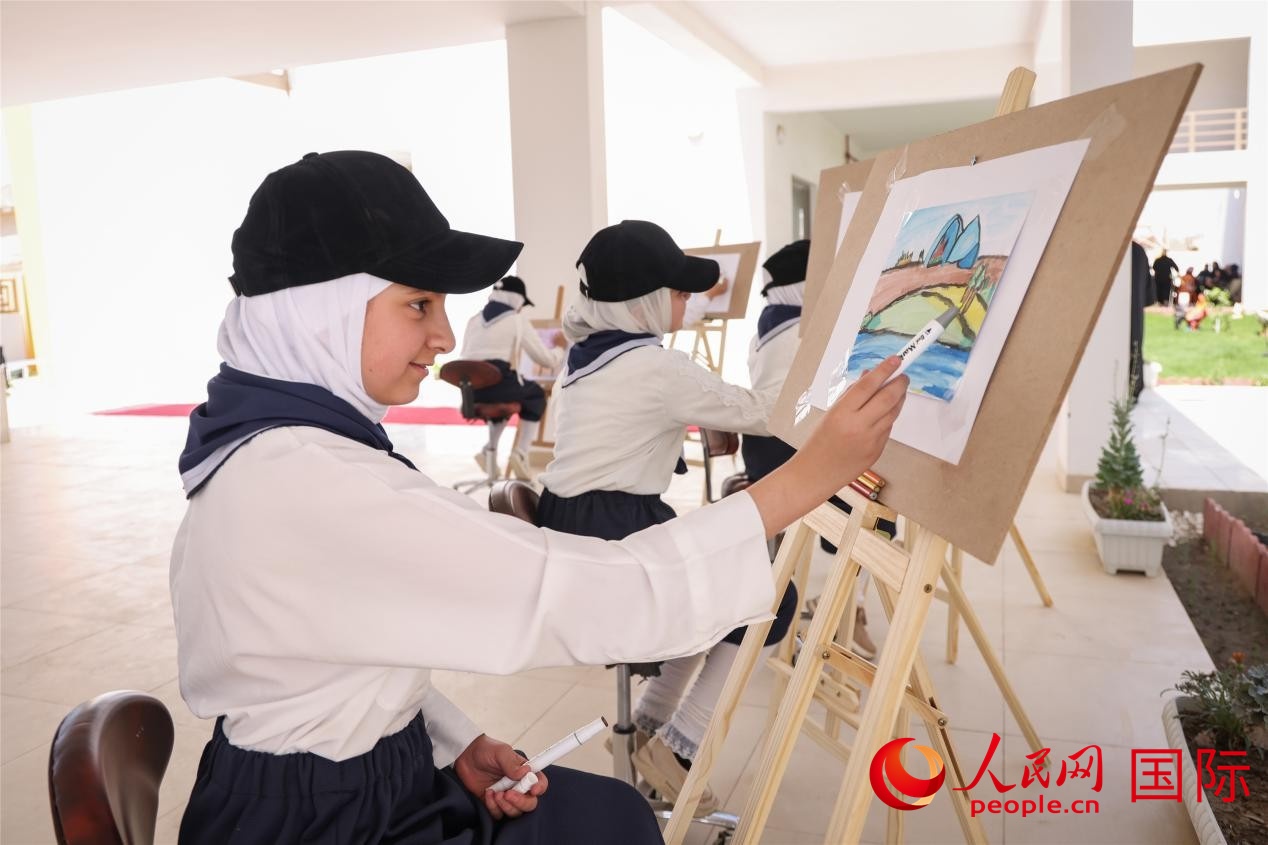 圖為阿爾·圖拉女子學(xué)校學(xué)生在上美術(shù)課。人民網(wǎng)記者 薛丹攝