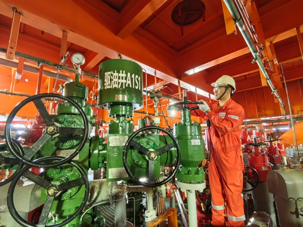 生產(chǎn)人員正在打開二氧化碳驅(qū)油井采油樹閥門。受訪者供圖