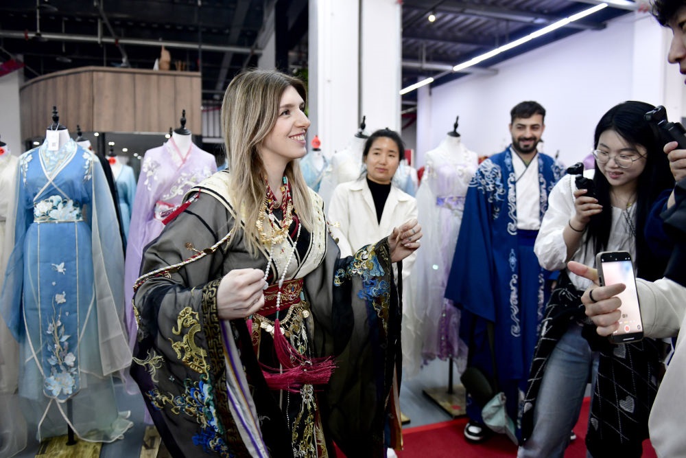 2025年4月8日，參加曹縣漢服文化節(jié)的意大利嘉賓卡米拉在試穿漢服。新華社記者郭緒雷 攝