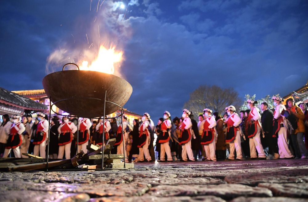 2025年1月11日，游客和居民在麗江古城打跳游玩。（趙慶祖攝）