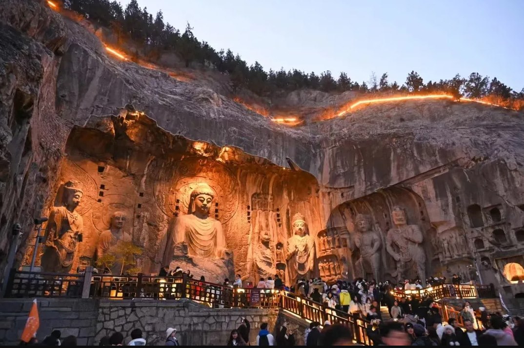 游客在龍門石窟參觀游覽。