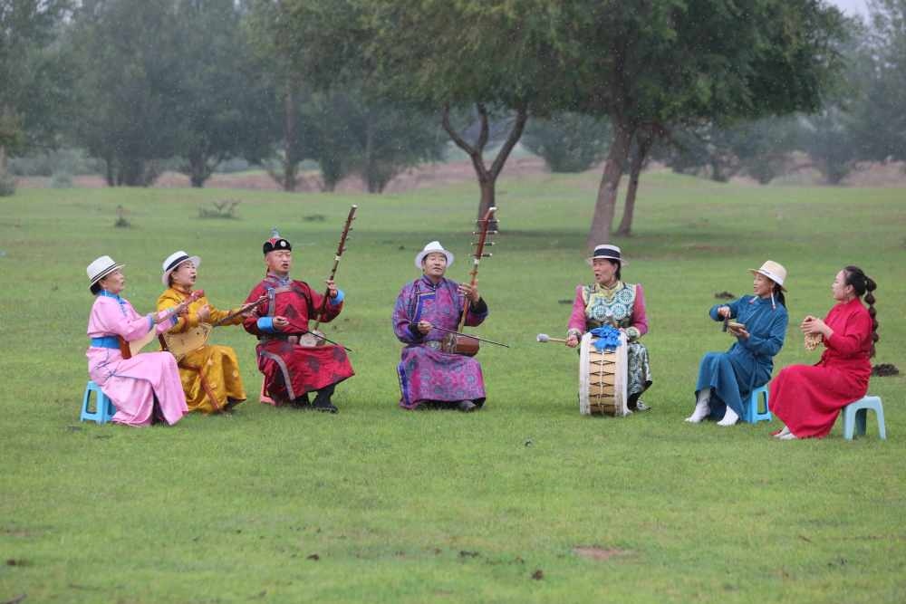 2024年7月16日，《格薩（斯）爾》史詩說唱傳承人在內(nèi)蒙古赤峰市巴林右旗戶外表演。（胡斯楞攝）