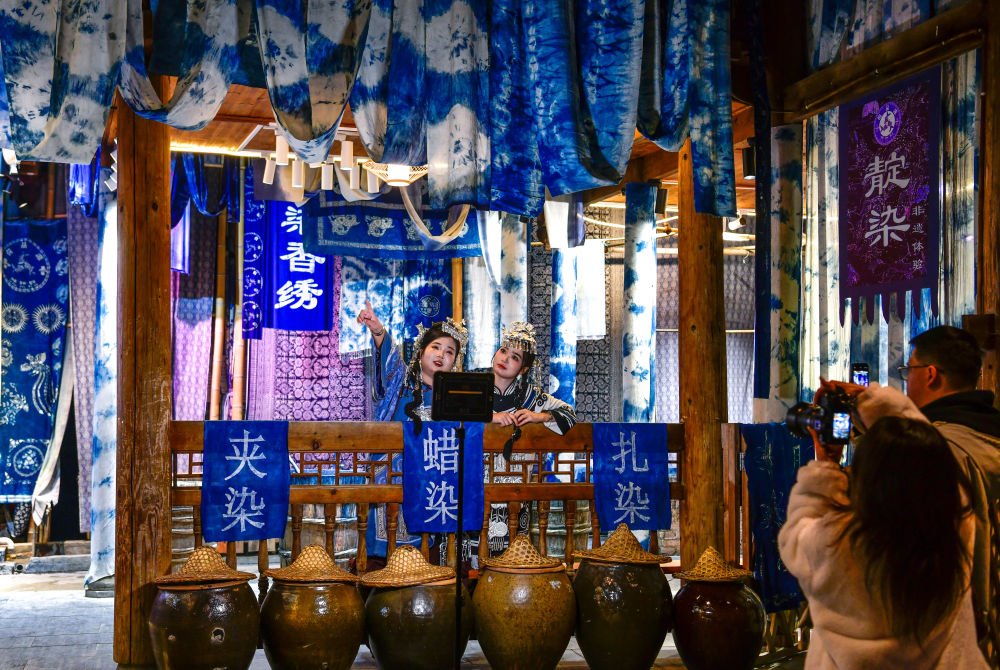 2025年3月17日，游客在貴州省黎平縣肇興侗寨里留影。新華社記者楊文斌 攝