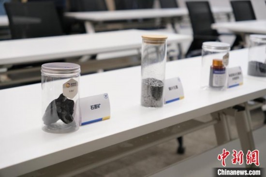 5月20日，浙大高分子科學(xué)與工程學(xué)系內(nèi)擺放著石墨礦等。 曹丹 攝