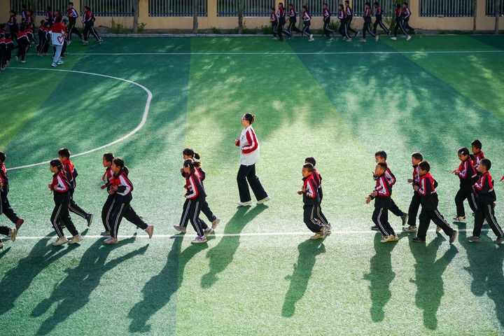 2025年4月24日，在新疆克州阿圖什市哈拉峻鄉(xiāng)謝依特小學，支教教師帶領學生晨跑。新華社記者 徐宏巖 攝