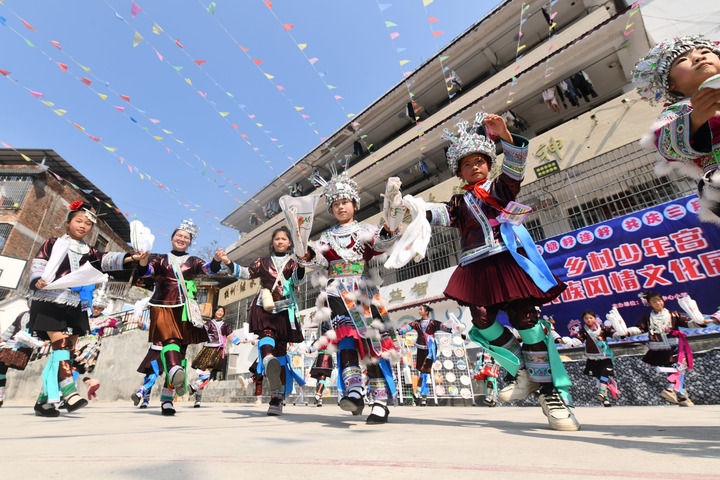 2025年3月25日，廣西柳州市融水苗族自治縣桿洞鄉(xiāng)中心小學學生在跳蘆笙踩堂舞。新華社記者 黃孝邦 攝