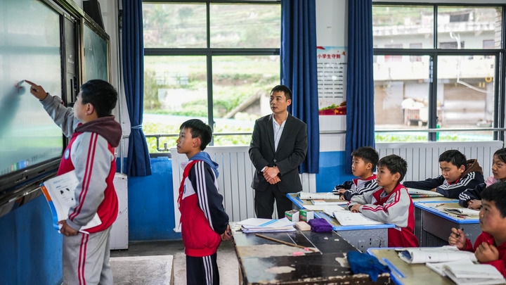 2024年11月21日，在地處烏蒙山區(qū)的貴州省六盤水市水城區(qū)亮巖小學，學生在供暖的教室內學習。新華社記者 陶亮 攝