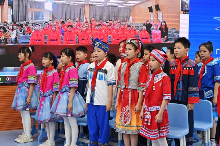 2025年3月28日，在“壯蒙一家親 共筑中國夢”手拉手主題云隊會上，廣西南寧市濱湖路小學四（1）中隊隊員通過網(wǎng)絡和內蒙古鄂爾多斯東勝區(qū)第十二小學四（9）中隊隊員一起唱《中國少年先鋒隊隊歌》。新華社記者 周華 攝