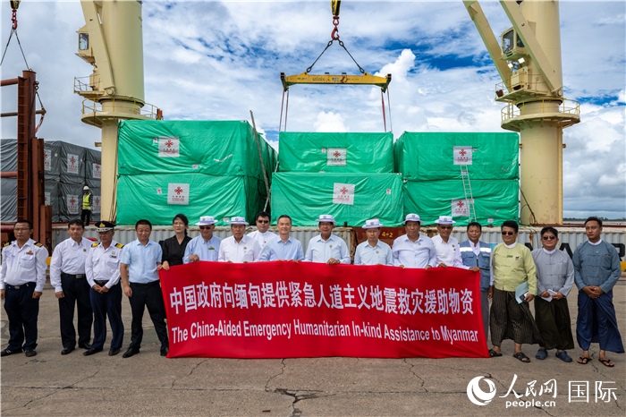 5月25日，中國駐緬甸大使館參贊歐陽道冰、仰光省首席部長(zhǎng)梭登及緬有關(guān)部門官員出席援緬第十五批緊急人道主義地震救災(zāi)物資交接儀式。人民網(wǎng)記者謝佳君攝