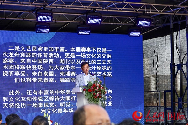 中國駐法蘭克?？傤I事黃昳揚在致辭中對龍舟賽表示熱烈祝賀。人民網(wǎng) 依琳攝