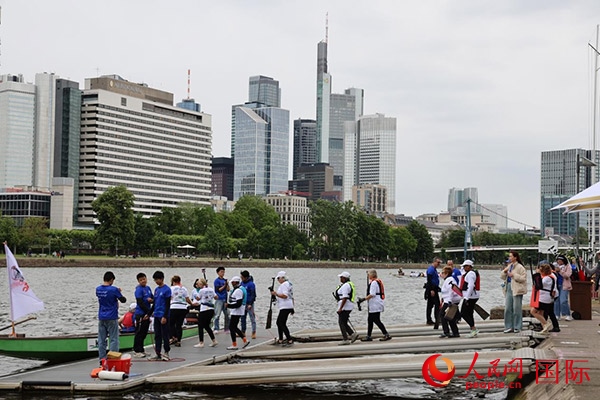 來自美國的快樂龍舟隊選手們正在登船準備參賽。人民網(wǎng)記者 劉仲華攝