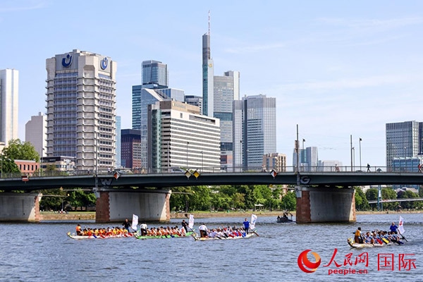 龍舟賽隊伍奮力揮槳、破浪前行。人民網(wǎng) 依琳攝