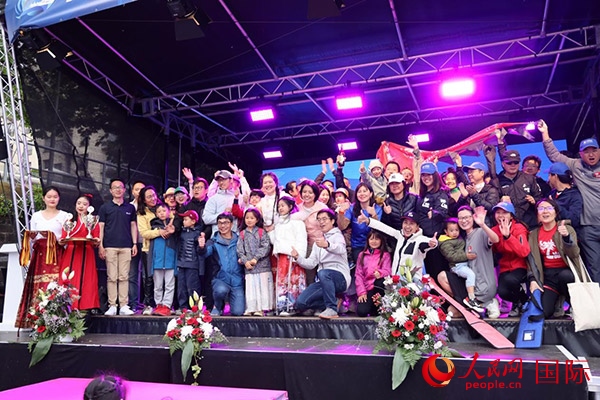 獲獎選手們上臺領獎并合影留念。人民網(wǎng)記者 劉仲華攝