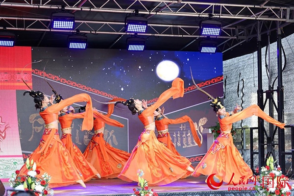 美因河畔的舞臺上中國傳統(tǒng)舞蹈精彩上演。人民網(wǎng) 依琳攝