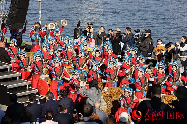 龍舟賽開幕式上，《楊家將戰(zhàn)鼓》演奏引爆全場。人民網(wǎng) 依琳攝