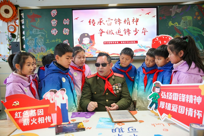 2025年3月3日，江蘇南通如皋市安定小學(xué)里，傷殘軍人許波銀在思政小課堂上向?qū)W生講述雷鋒故事。