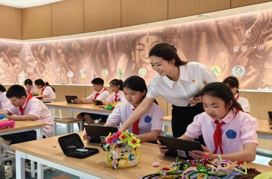 龍崗一小學(xué)生正在學(xué)習(xí)“發(fā)現(xiàn)石刻之美”華蔓花冠課程。
